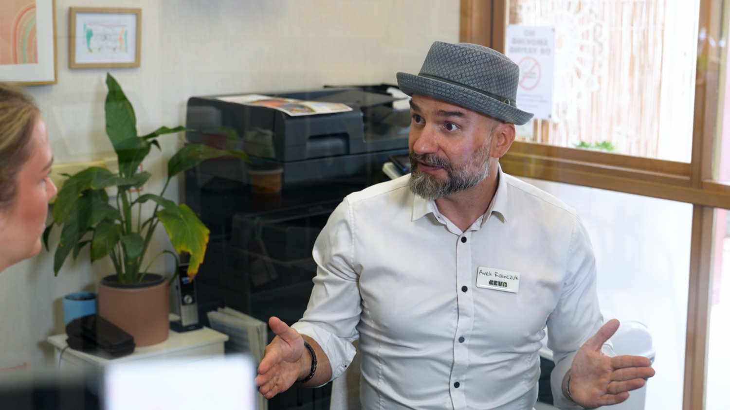 Arek Rainczuk talking through an enrolment story at a centre
